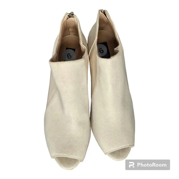 Jones New York Shoes - Jones New York sz9M Cream Ankle bootie Peep Toe Heels Back Zipper Resortwear